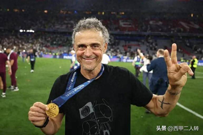 “阿什拉夫盛赞恩里克:他是改变巴黎一切的人,第二次获三冠王!”